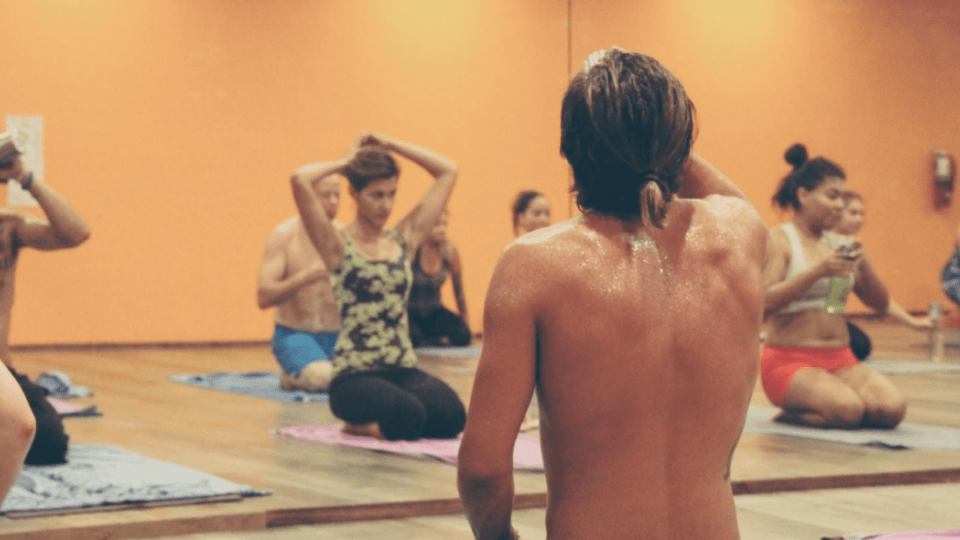 Hot Yoga: Τι είναι και πόσο ωφέλιμη είναι;