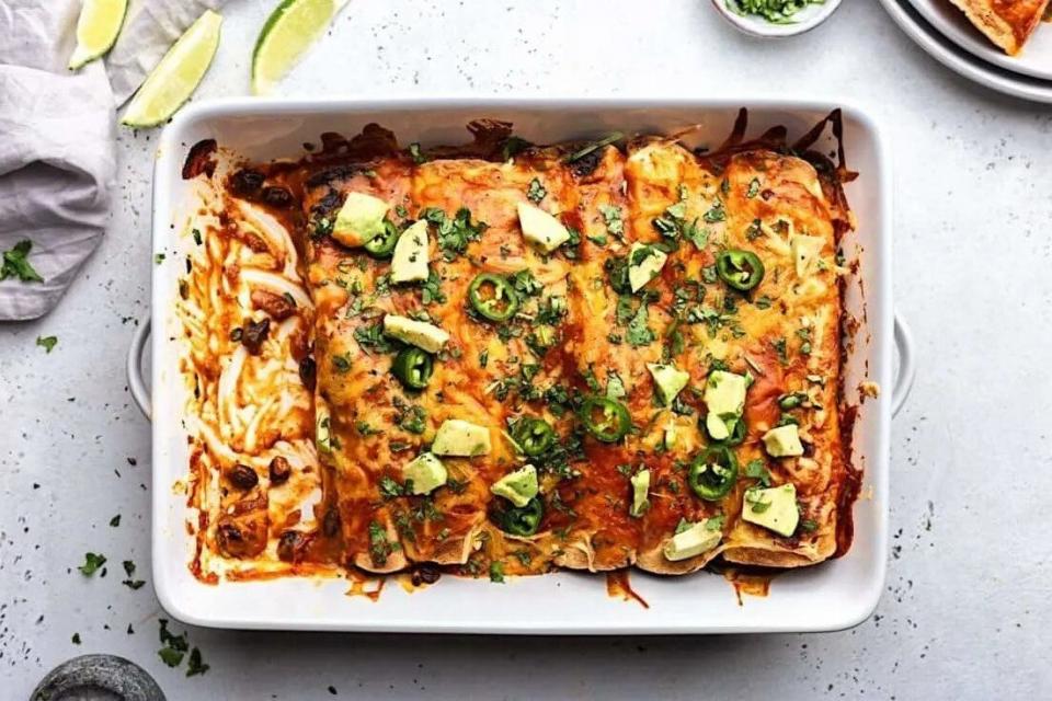 Γλυκοπατάτα και μαύρα φασόλια σε σάλτσα Enchiladas